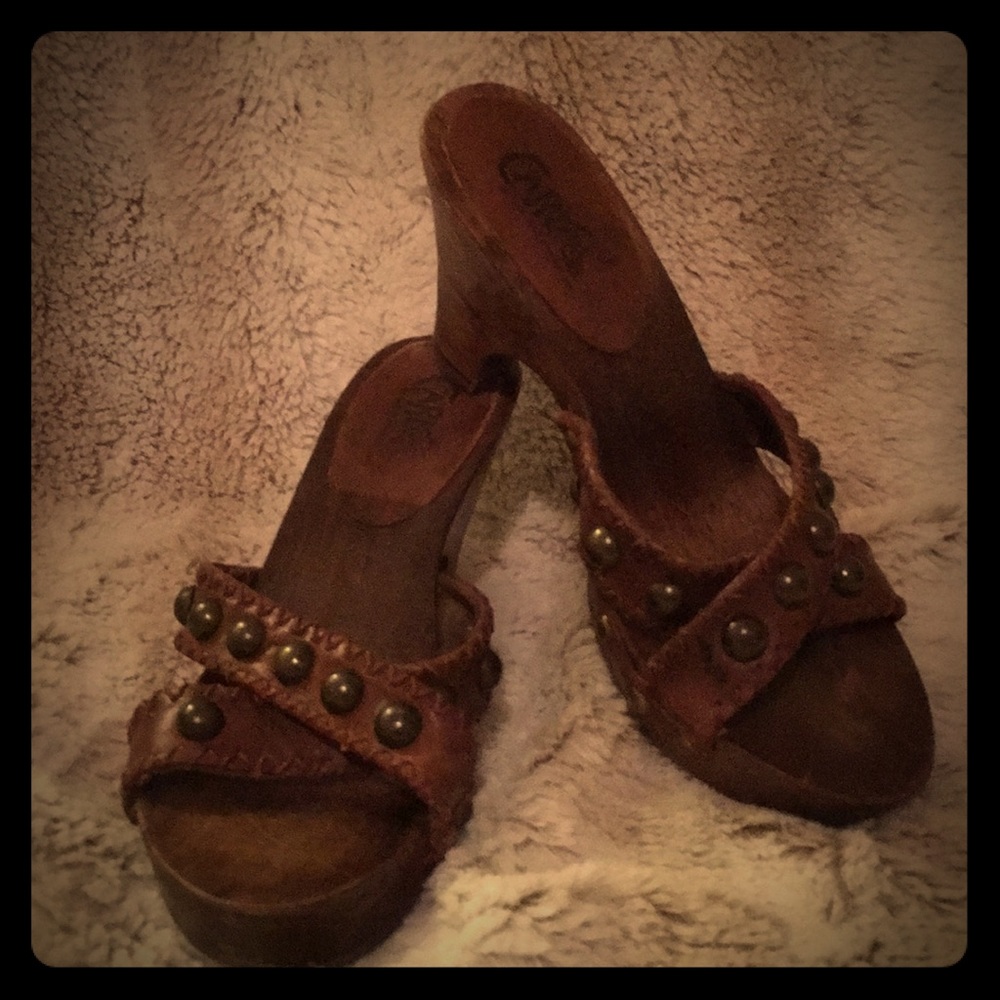 Vintage inspired clogs with leather straps